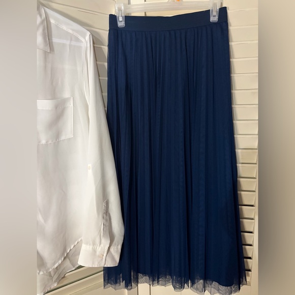 Two piece outfit including Boden accordion skirt and Hollister button down - Picture 3 of 3